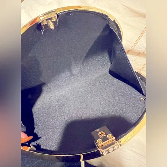 Gold Shell Clutch Bag - Picture 3 of 3